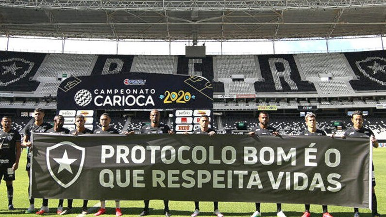 Jogadores do Botafogo protestam contra retorno do Campeonato Carioca com faixa em campo antes do jogo contra a Cabofriense no Estádio Nilton Santos