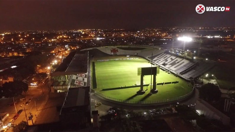 Vista aérea à noite de São Januário, estádio do Vasco