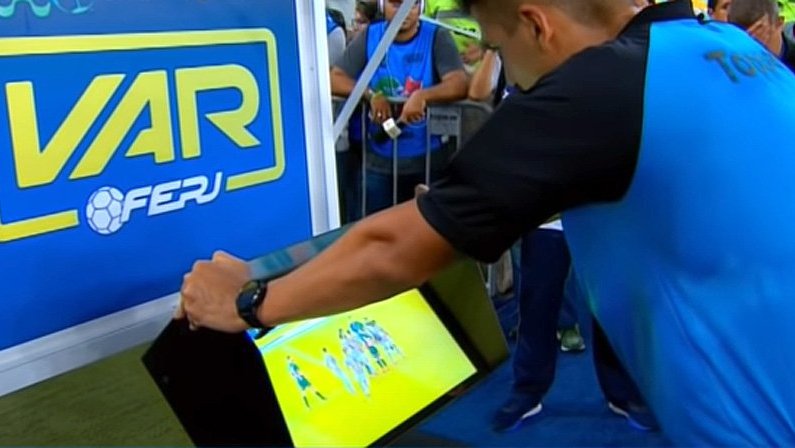 Árbitro de vídeo (VAR) da Ferj sendo utilizado no Campeonato Carioca no Maracanã