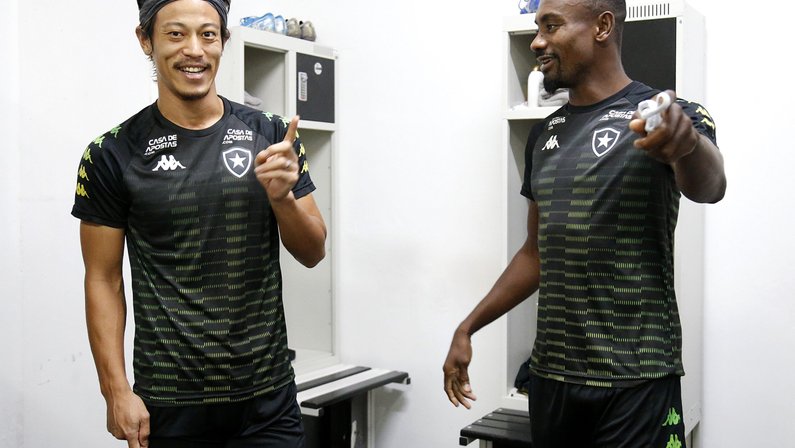 Saída de Honda pressiona Kalou a assumir papel ainda vago no Botafogo