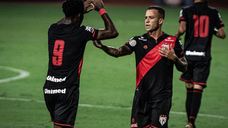 Ex-Botafogo, Gustav Ferrareis e Hyuri brilharam em vitória do Atlético-GO sobre o Flamengo