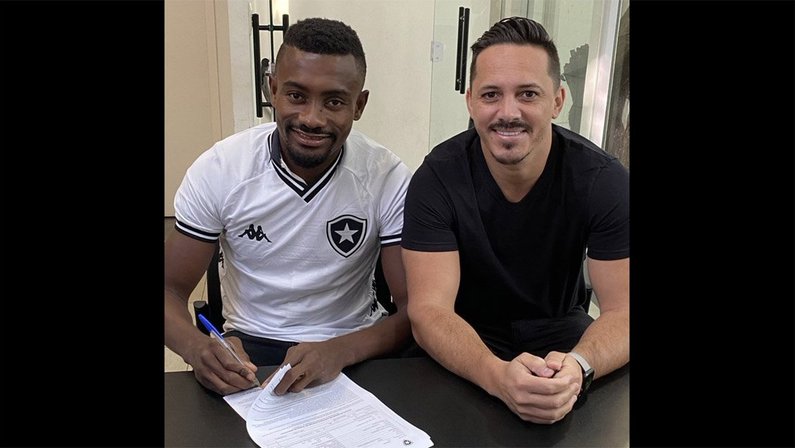 Kalou assina contrato com o Botafogo ao lado do empresário Marcos Leite