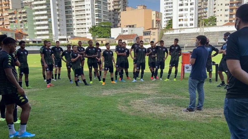 Gerente da base do Botafogo, Tiano Gomes conversa com atletas no Caio Martins