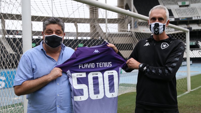 Flávio Tenius recebe camisa de 500 jogos pelo Botafogo das mãos de Marco Agostini