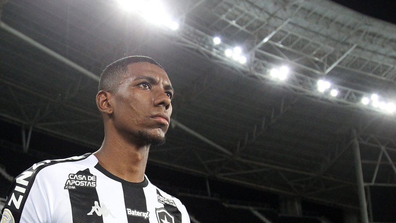 Botafogo quer perdão da dívida por Henrique Almeida em negociação com São Paulo por Kanu