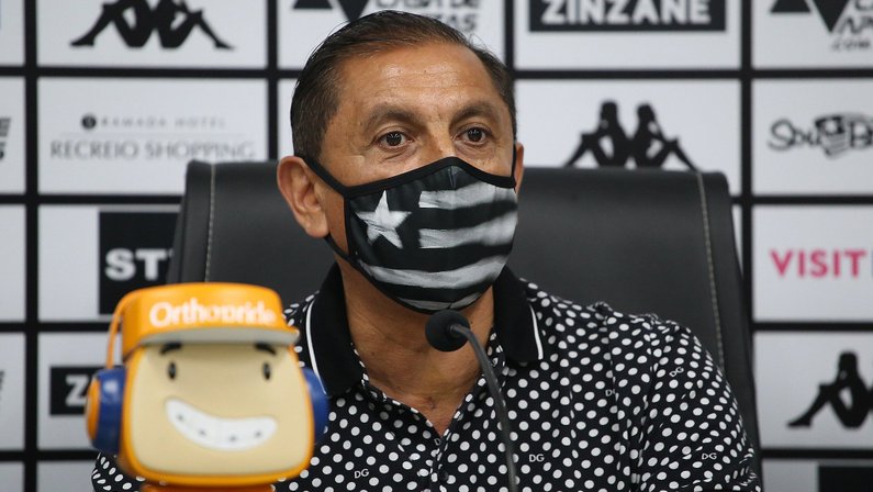 Ramón Díaz é apresentado como novo técnico do Botafogo