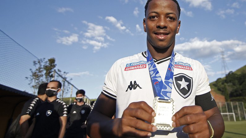Ênio, do Botafogo, é um dos jovens para ficar de olho no Carioca 2021