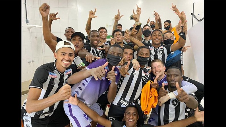 Festa dos jogadores do Botafogo após vitória sobre a Chapecoense | Campeonato Brasileiro Sub-20