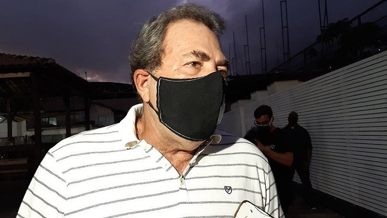 Carlos Augusto Montenegro na eleição de Durcesio Mello como presidente do Botafogo