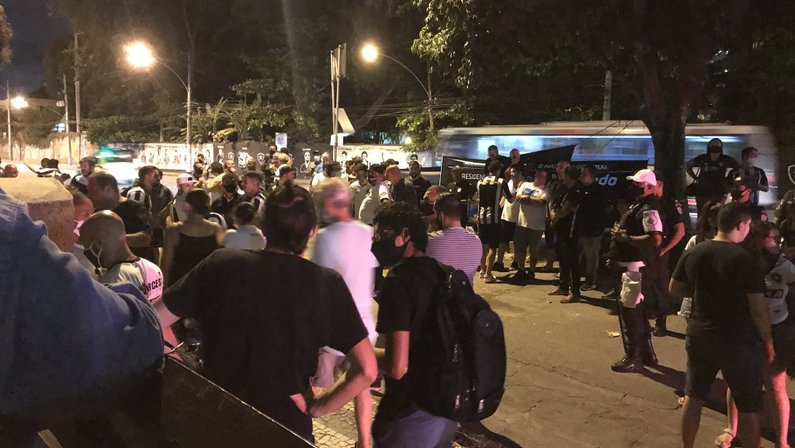 Torcedores do Botafogo se reúnem em frente à sede no dia da eleição