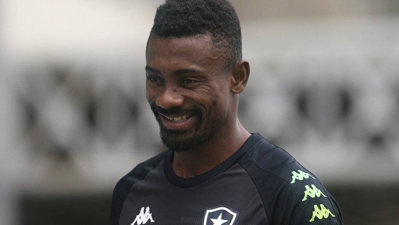 Mais um: Salomon Kalou deve sair do Botafogo nos próximos dias