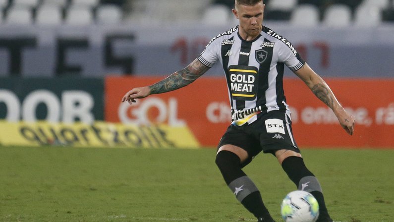 Forster volta às origens e vira opção na lateral esquerda do Botafogo