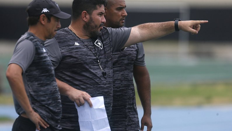 Comentarista: ‘Barroca consegue com jogo coletivo compensar problemas individuais no Botafogo’