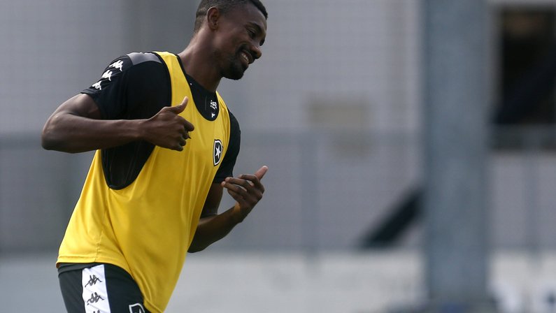 Coluna: ‘Kalou veio para jogar ou passear no Botafogo? Tem que acordar’