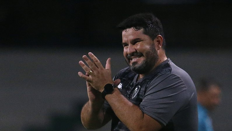 Comentarista: ‘Vitória do Botafogo já dá uma esperança ao torcedor. Sai, zica!’