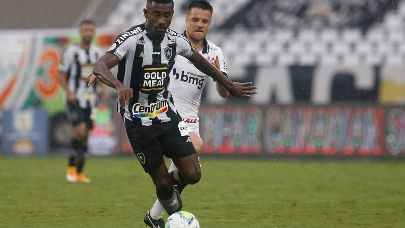 Comentarista critica Kalou no Botafogo: ‘Parece que nem sabe onde está’