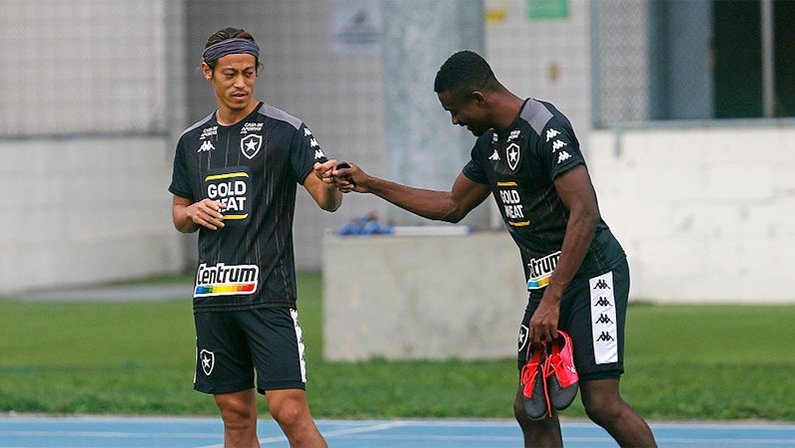 Keisuke Honda e Salomon Kalou no treino do Botafogo em 2020