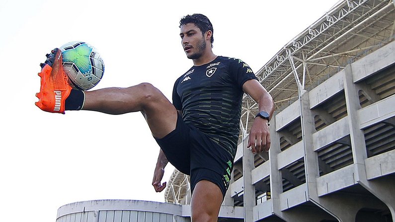 Marcinho no treino do Botafogo no Estádio Nilton Santos em 2020