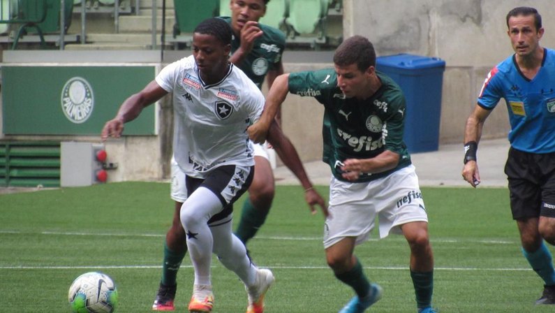 Botafogo desperdiça muitos gols, perde para o Palmeiras e é eliminado no Brasileiro Sub-20