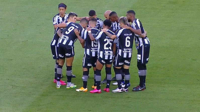 Time reunido em Internacional x Botafogo | Campeonato Brasileiro 2020