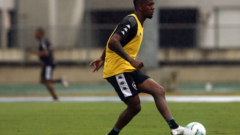 Kelvin se recupera e volta a ser relacionado no Botafogo diante do Athletico-PR