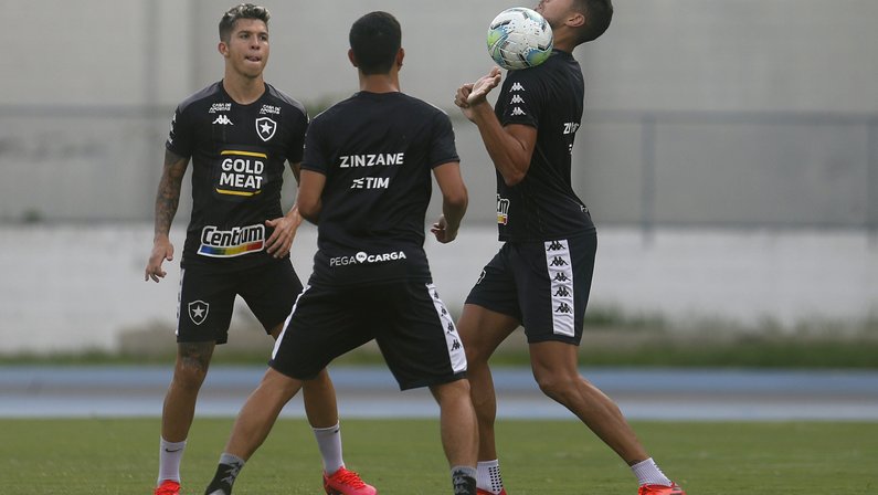 Campeonato Brasileiro: Botafogo deve ter time mais ofensivo contra o Vasco
