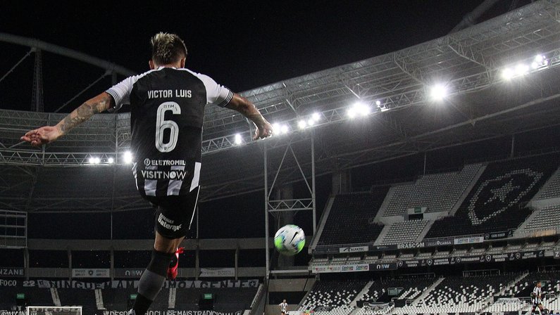 Victor Luis desfalca Botafogo contra Palmeiras por cláusula contratual