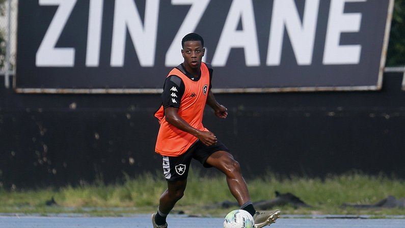 Ênio, meia-atacante do Botafogo