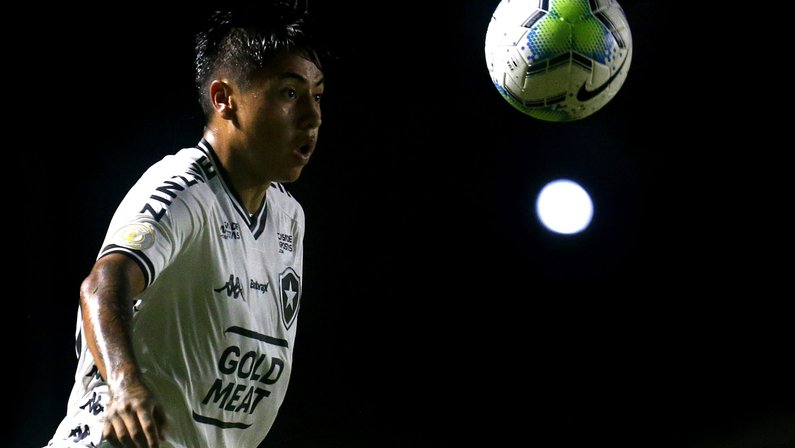 Lecaros tenta superar estigma de ‘jogador de segundo tempo’ no Botafogo