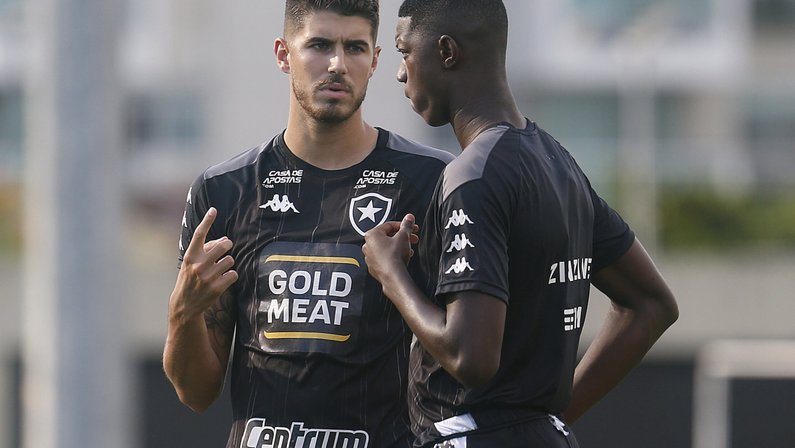 Botafogo deve ter Matheus Babi e Pedro Raul na frente contra o Santos; Lecaros e Kelvin disputam vaga
