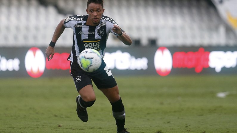 Botafogo: com faringite, Davi Araújo não viaja para enfrentar o Goiás