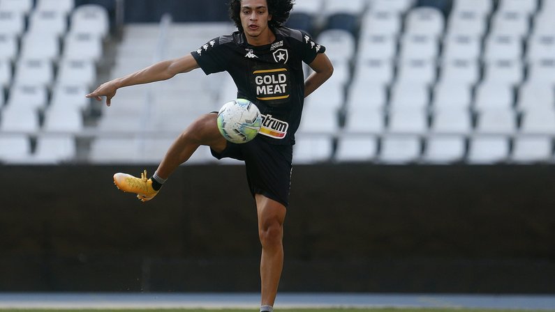 Matheus Nascimento vira titular do Botafogo aos 16 anos e é esperança por dias melhores