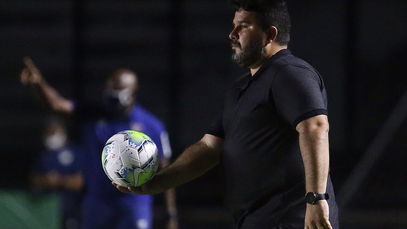 Torcedores do Botafogo pedem saída de Barroca após derrota: ‘Tem que ser demitido’