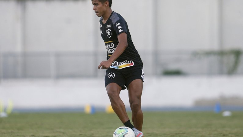 Escalação: com Cesinha como novidade, Botafogo terá metade do time sub-20 contra Palmeiras