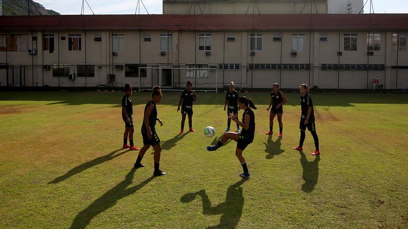 Iminente queda do Botafogo no Brasileiro pode afetar time feminino