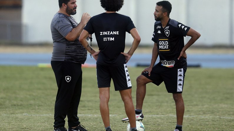 Eduardo Barroca, técnico do Botafogo, ainda não repetiu escalação em jogos consecutivos
