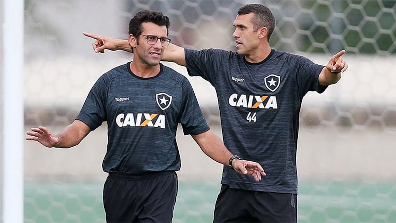 Alberto Valentim e Bruno Lazaroni no treino do Botafogo em 2018