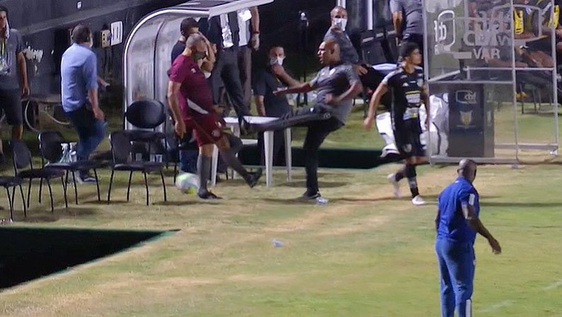 Felipe Lucena chuta bola em cima de gandula em Fluminense x Botafogo | Campeonato Brasileiro 2020