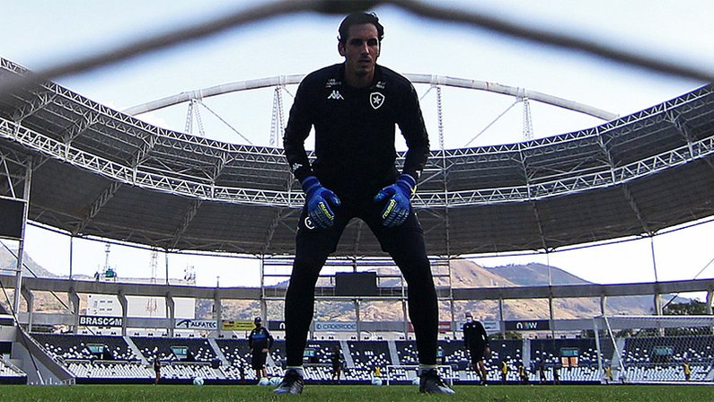 Gatito Fernández no treino do Botafogo no Estádio Nilton Santos em 2020