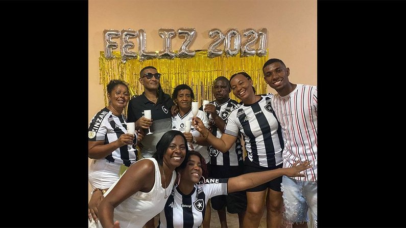 Kanu com a família trajada de Botafogo