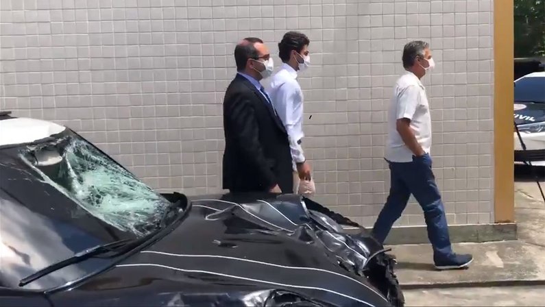 Marcinho, ex-Botafogo, deixa a 42ª DP após prestar depoimento
