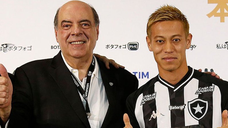 Nelson Mufarrej apresenta Keisuke Honda como reforço do Botafogo no Estádio Nilton Santos, em fevereiro de 2020