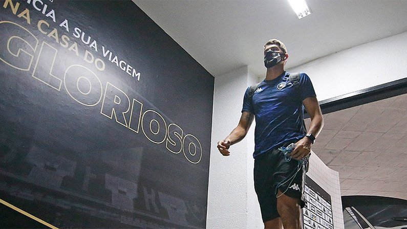 Pedro Raul na chegada ao Estádio Nilton Santos para Botafogo x Atlético-GO | Campeonato Brasileiro 2020