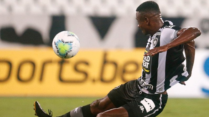 Salomon Kalou em Botafogo x Athletico-PR | Campeonato Brasileiro 2020