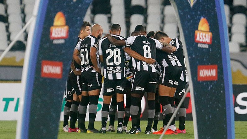 Time reunido em Botafogo x Athletico-PR | Campeonato Brasileiro 2020