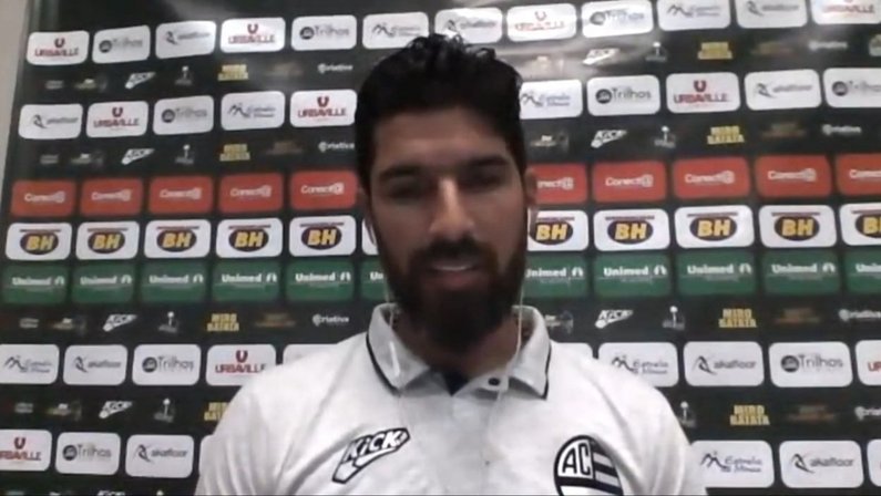Loco Abreu, atacante do Athletic-MG, fala sobre momento do Botafogo