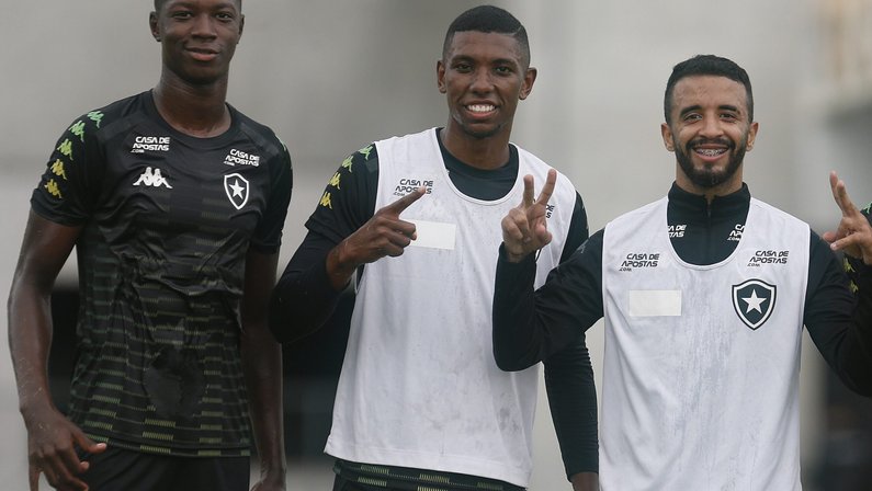 Matheus Babi, Kanu e Caio Alexandre concorrem a craque do Botafogo no Brasileiro
