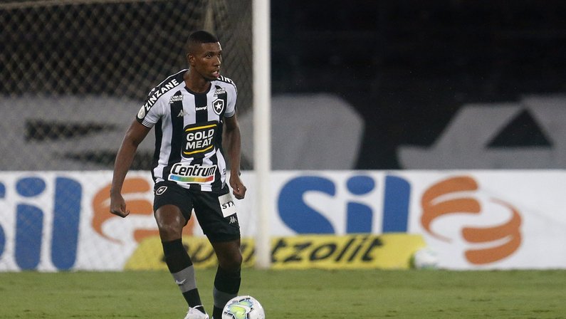 Conversa com presidente do Botafogo pode definir futuro de Kanu, alvo do São Paulo