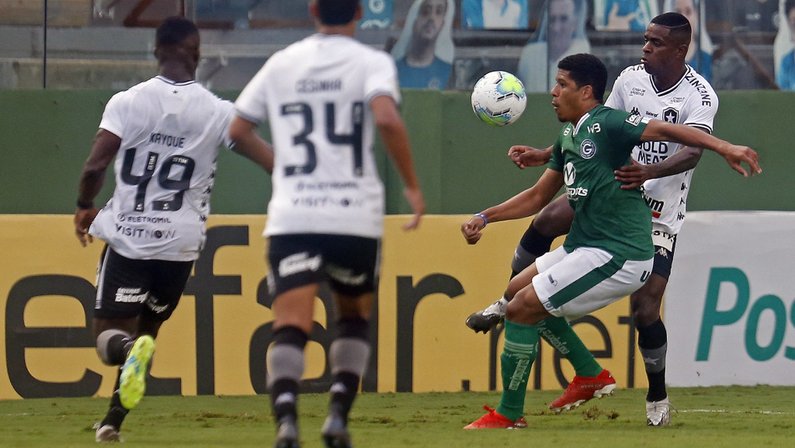 Dor de cabeça: Botafogo pena mais uma vez com instabilidades da defesa