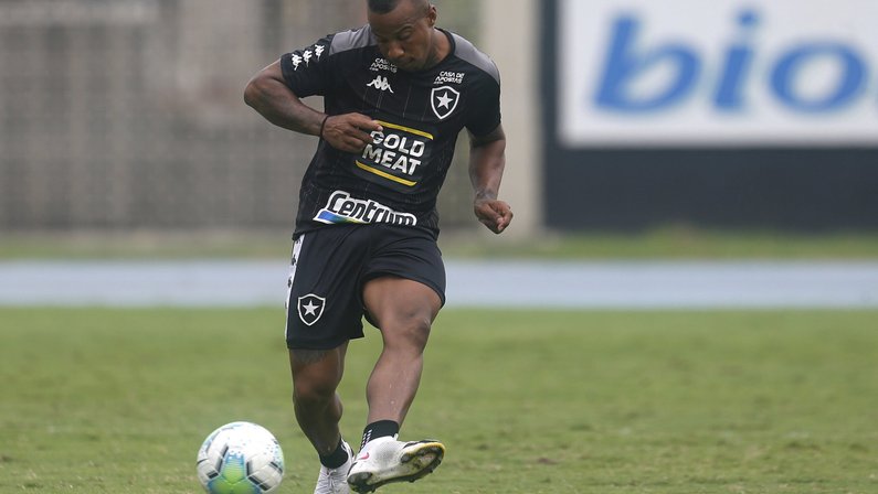 Guilherme Santos vai ser avaliado por Chamusca e deve ficar no Botafogo
